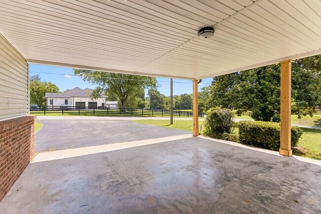 Building Photo - 1001 Lakeside Dr