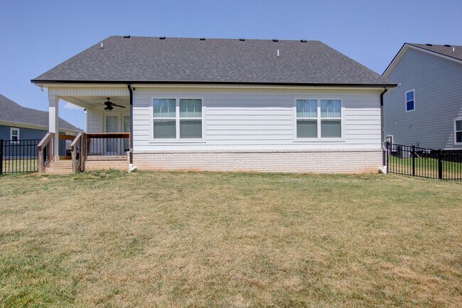 Building Photo - Fresh and Clean 3 bed/2 bath minutes from Exit 8.  Show Stopper!
