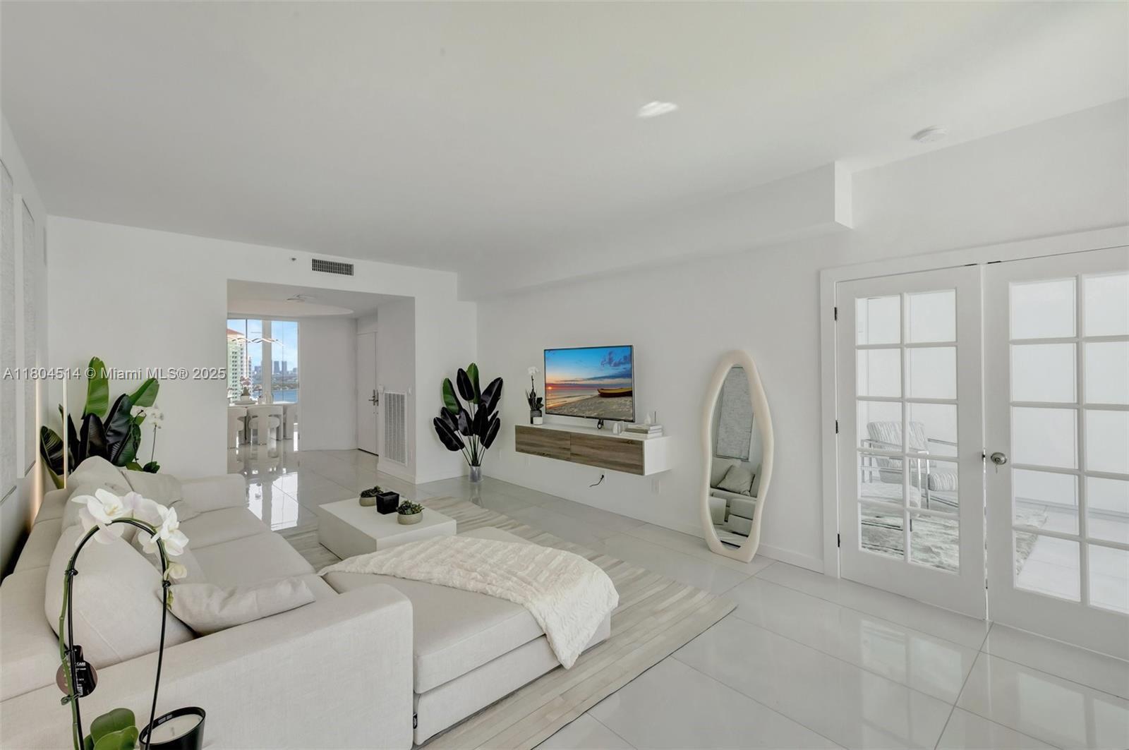 Building Photo - 300 S Pointe Dr