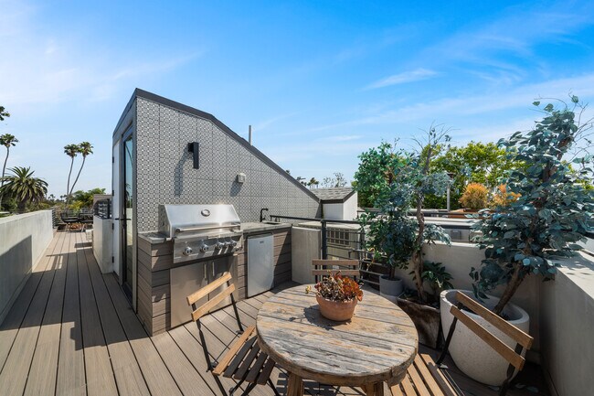 Building Photo - 838 California Ave