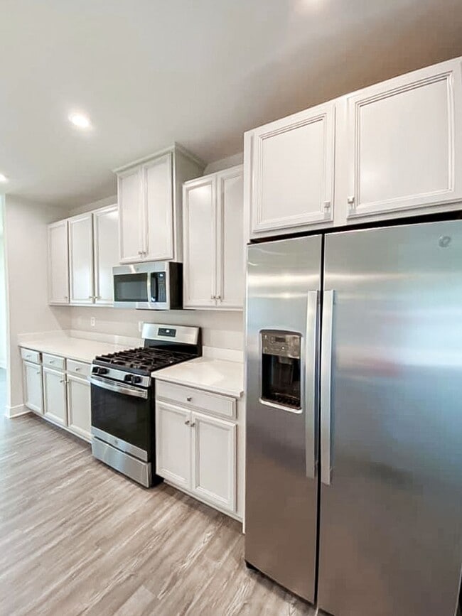 Building Photo - Immaculate & Stunning 3 Bedroom 2.5 Bathroom Brick, End-Unit Condo Style Townhome In Luxurious An...