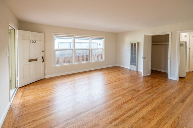 Building Photo - 600 S Idaho St