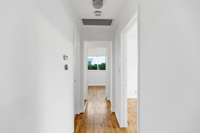 Building Photo - Beautiful 3 Bed + 2 Bath House + Front & Back Yard, Garage, Driveway