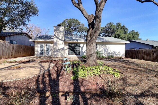 Building Photo - 3-Bed Home with Fireplace & Large Patio in Live Oak