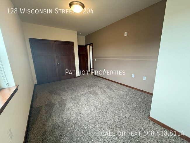 Building Photo - 128 Wisconsin St