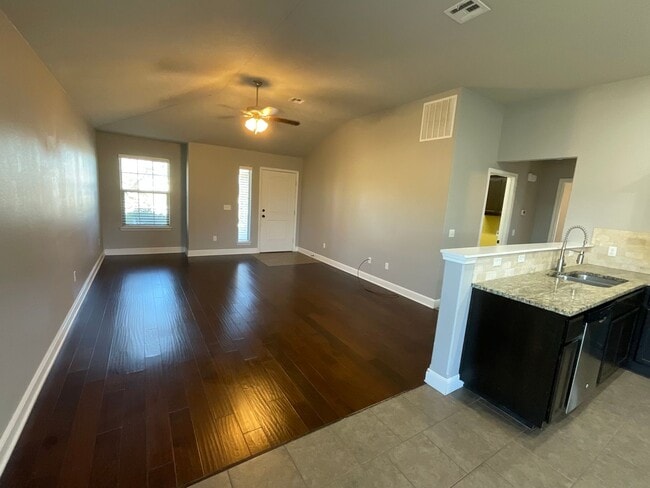 Building Photo - COMING SOON: Beautiful 3BR/2BA Home in Jop...