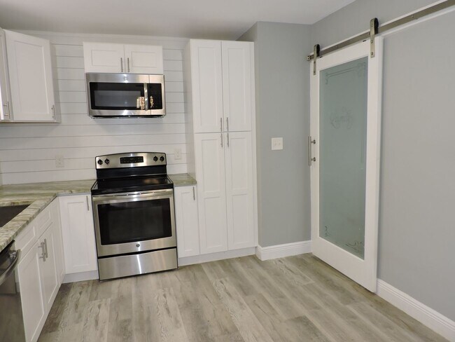 Building Photo - Beautifully updated home!