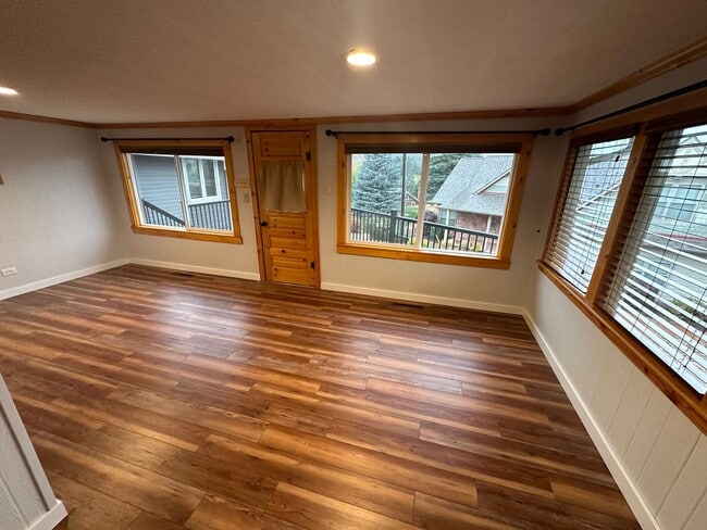 Building Photo - Beautiful Manitou Home With Sweeping Mount...