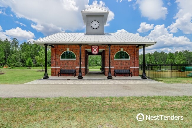 Building Photo - Beautiful End Unit Townhome!