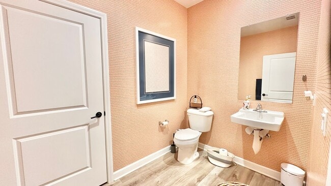 Building Photo - Beautiful "Model" Show Townhome in the Gat...