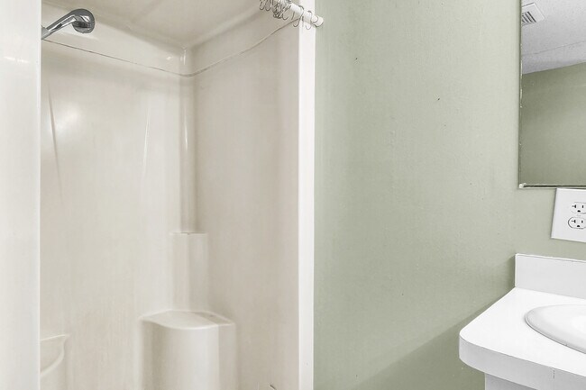 Building Photo - 910 Old Fort Rd