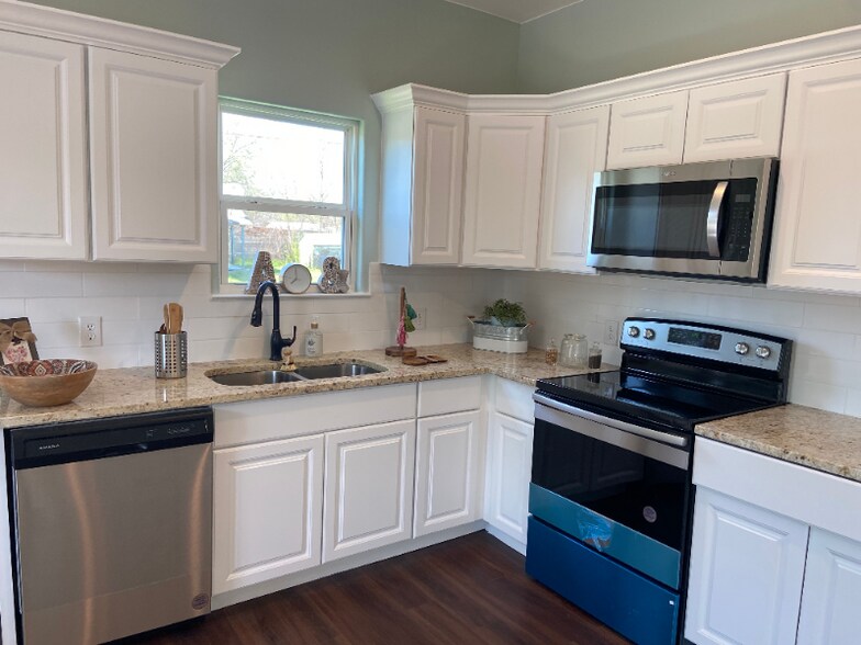 Building Photo - 1003 S 1st St