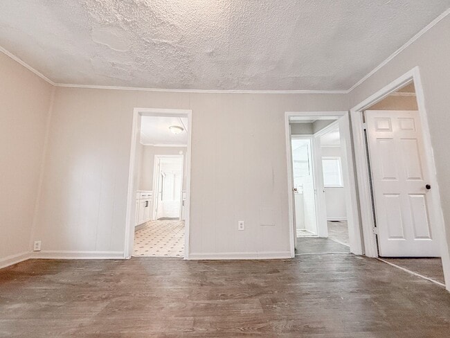 Building Photo - 3 Bed 1 Bath Single-Family Home - Big Yard!