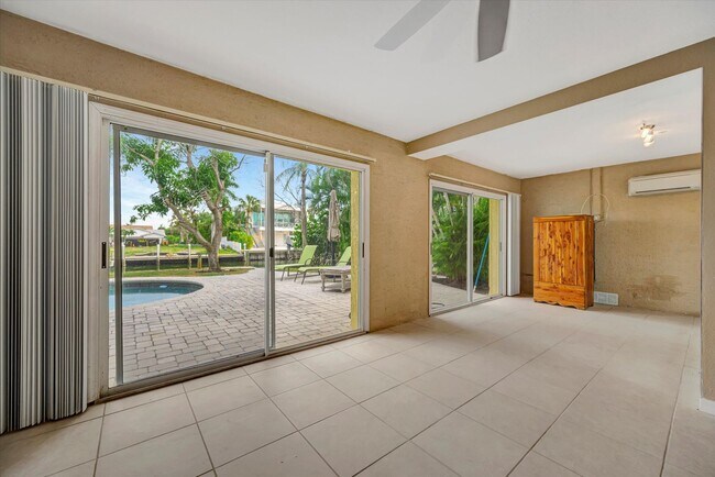 Building Photo - Stunning Annual Rental: Luxury Coastal Living on Longboat Key | 6 Bed | 5.5 bath | 4 car | Pool