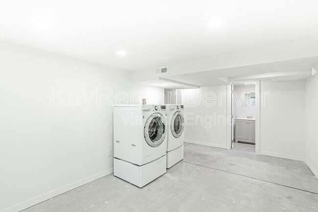 Building Photo - 421 Stuart St