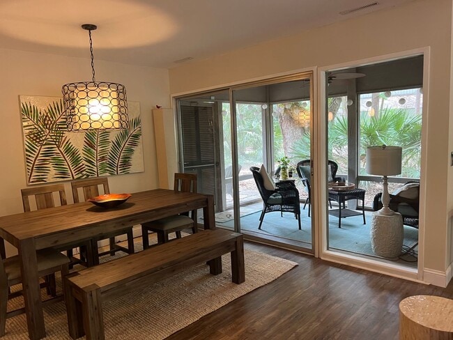 Building Photo - Walk to the beach from this 2BR FURNISHED ...