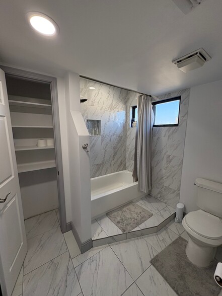 Building Photo - 105 Braun St