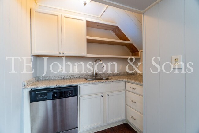 Building Photo - Spacious 5 Bedroom Home in the Heart of Sherwood Forest