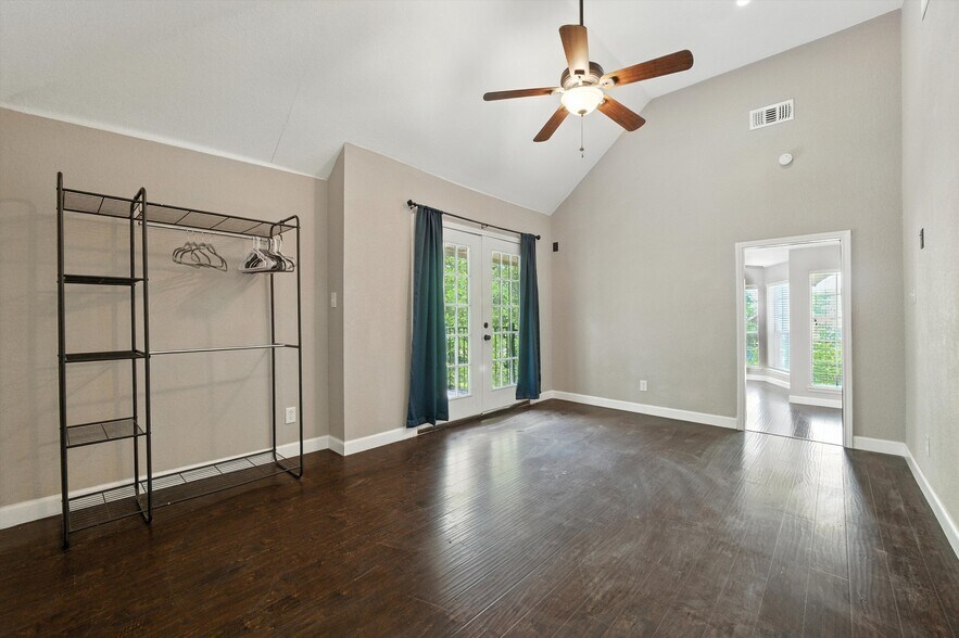 Building Photo - 9128 Cumberland Dr