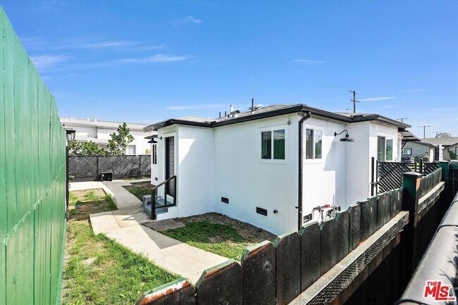 Building Photo - 21431 Moneta Ave