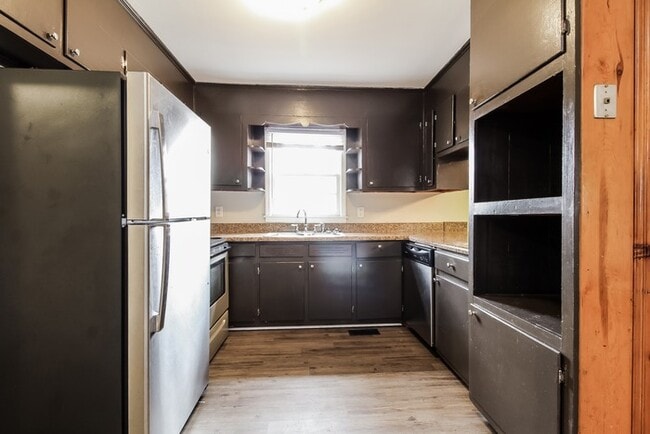 Building Photo - 219 W Castle Dr