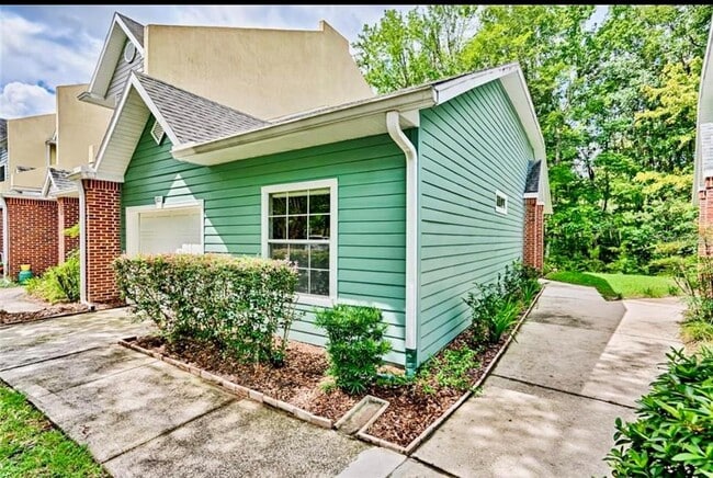 Building Photo - 322 NW 50th Blvd