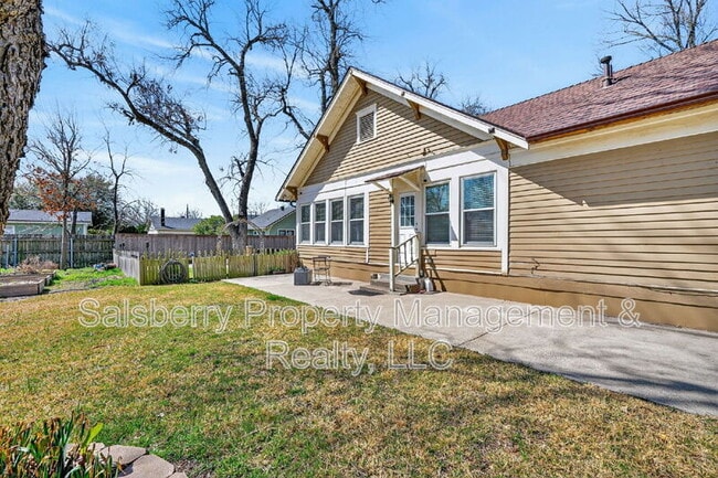 Building Photo - 212 N Grand Ave