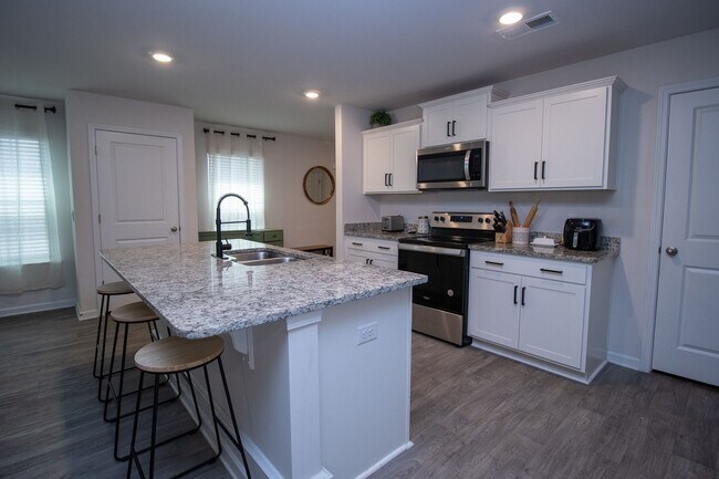 Building Photo - Stylish & Spacious Pet-Friendly Home in Bo...