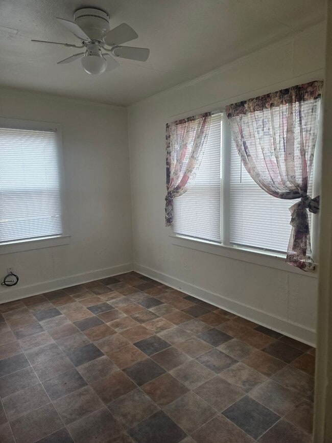 Building Photo - Cute 2 Bedroom