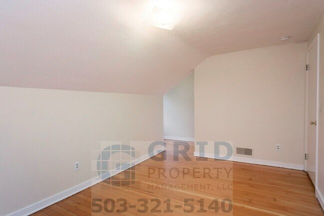 Building Photo - GPM569 - SE Caruthers St (T2)