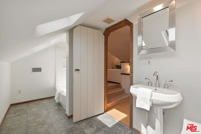 Building Photo - 802 Cochran Ave