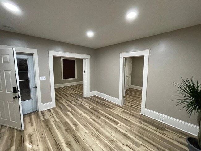 Building Photo - 946 Sigsbee St SE