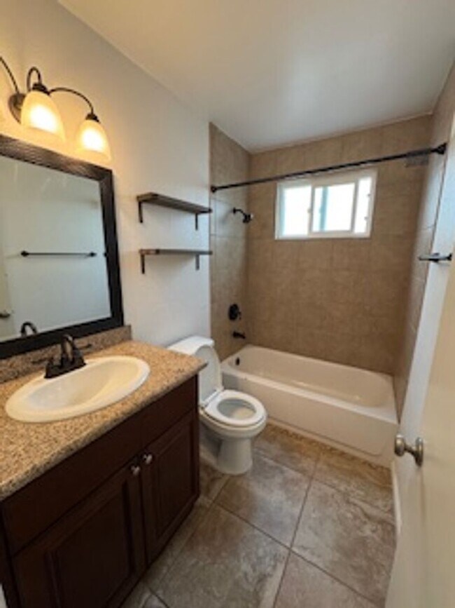 Building Photo - Charming 3 Bedroom 2 Bathroom Home Available for Rent!!
