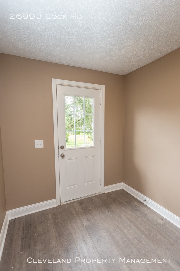 Building Photo - Newly Renovated Olmsted Twp Home