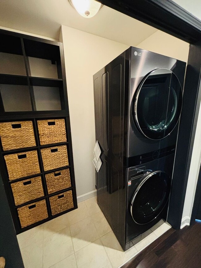 Building Photo - 3-4 Bedroom, 3.5 Bath Townhouse