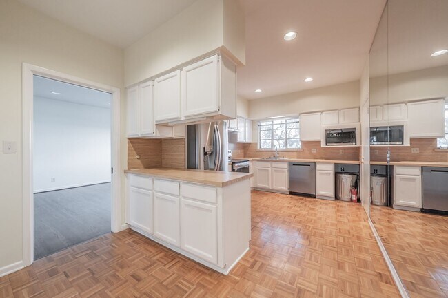 Building Photo - 2-bedroom, 2-bath condo located in the highly desirable Ridglea North neighborhood.