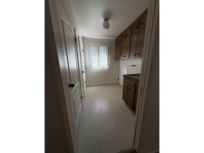 Building Photo - Nice mature landscaping. Warm ,inviting ,quiet home