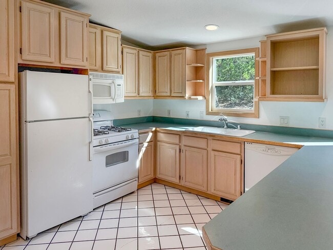 Building Photo - Newly renovated French Creek Home! Updates...
