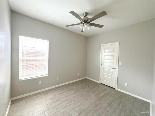 Building Photo - 13 Red Bud Dr