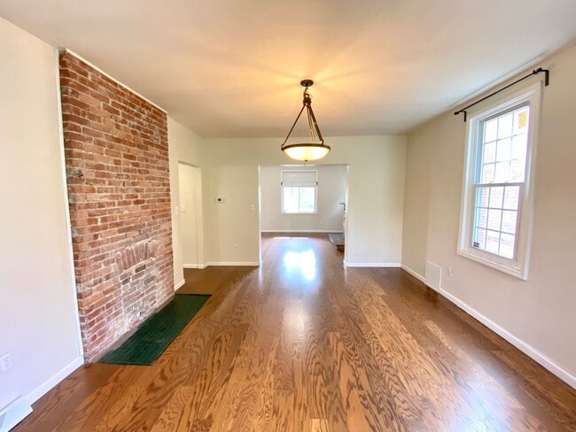 Building Photo - Spacious 4 Bed/1 Bath Home in Beechview-Convenient to Downtown! Available 7/5