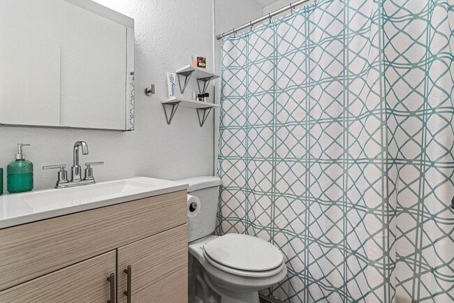 Building Photo - 123 NW 6th Ave