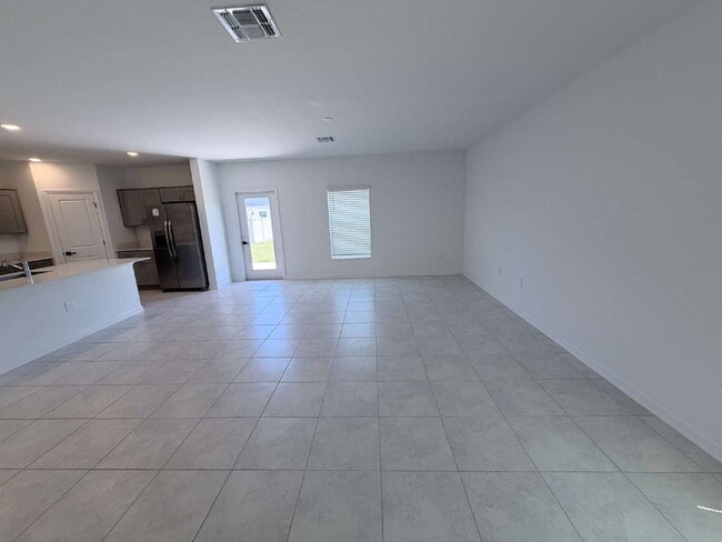 Building Photo - Available for Rent 5 spacious bedrooms and 2.5 bathrooms