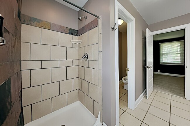 Building Photo - 534 Whispering Hills Dr