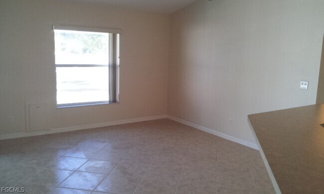 Building Photo - 2733 SW 11th Pl