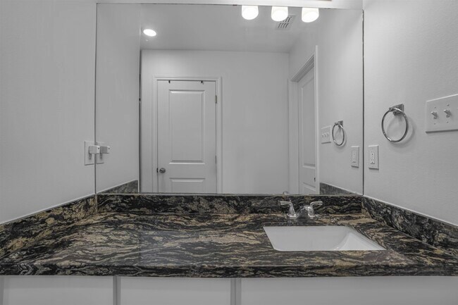 Building Photo - 5428 Encanto Dr