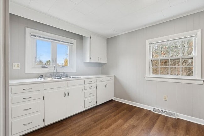 Building Photo - 1087 Littlefield Rd