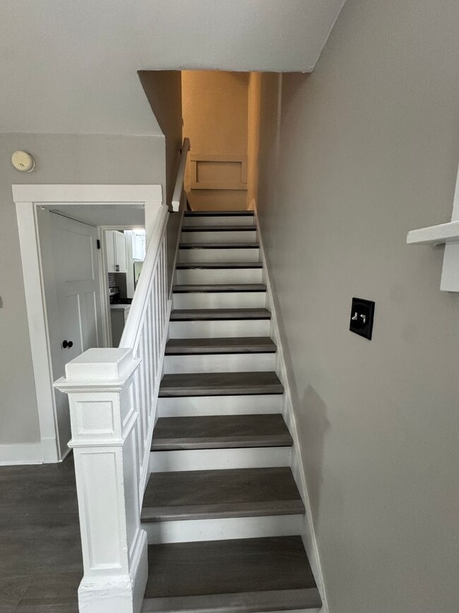 Building Photo - 3 Bedroom 1.5 Bath in Dormont! Off Street Parking!