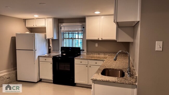 Building Photo - HUGE 9 bedroom house just a few blocks fro...