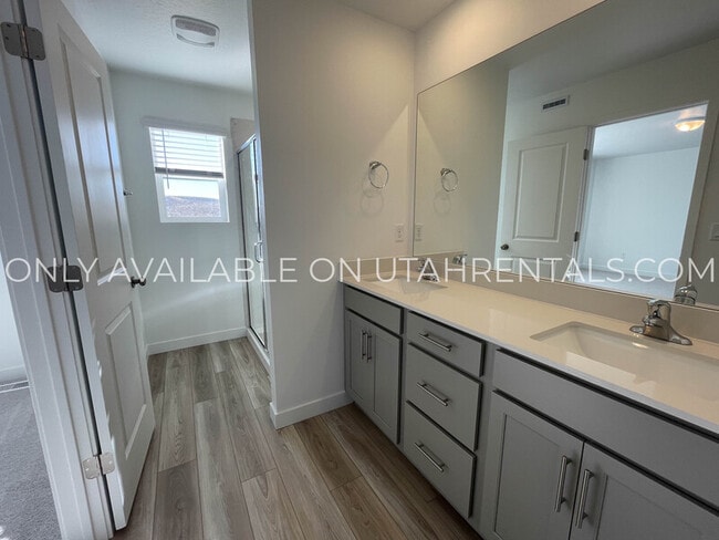 Building Photo - 1605 W Charmer Ln