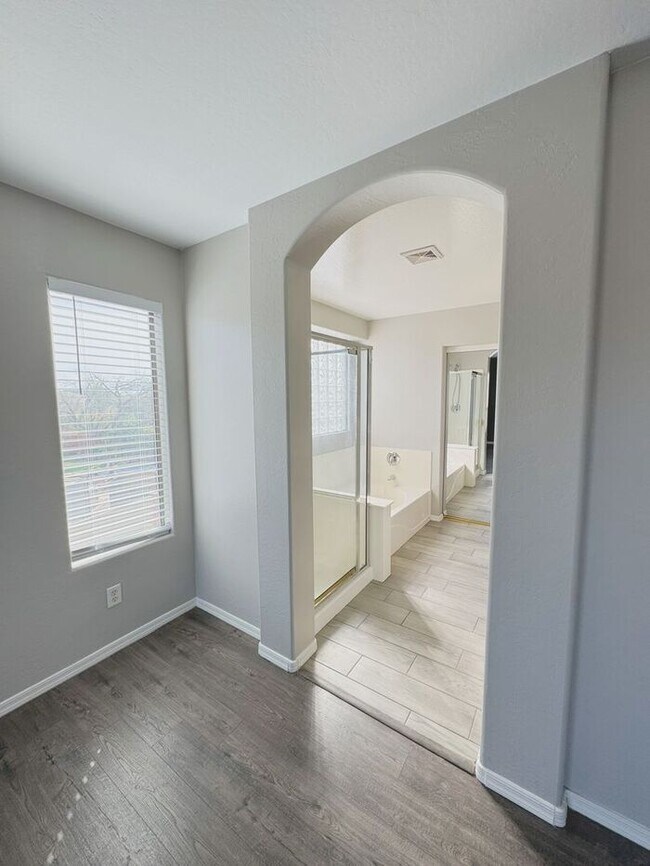 Building Photo - 4BR / 2.5BA Home with Expansive Lot – 2-Car Garage, Community Pools & Golf